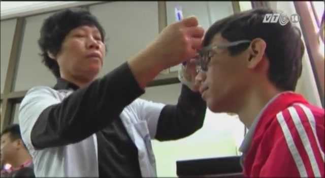 Cửa hàng kính: Chỉ vài thao tác, bạn đã bị 'cận thị'