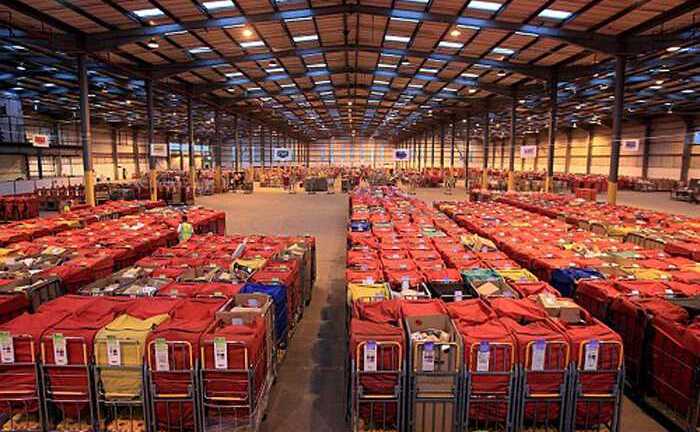 Xem nơi xử lý nửa triệu gói quà Giáng sinh/ngày