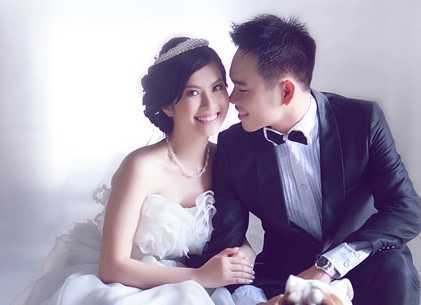 Miss Teen đầu tiên 'theo chồng bỏ cuộc chơi'