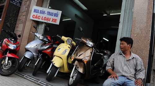 Bán dưới giá gốc, ôtô, xe máy vẫn ế dài