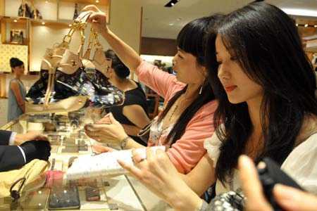 'Hàng hiệu': Mua 100.000 đồng, bán hàng chục triệu đồng