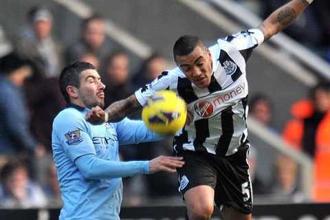 Bị tố phân biệt chủng tộc, sao Man City bị cảnh sát tóm