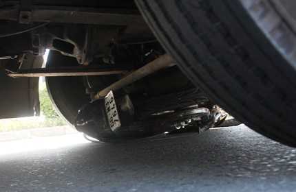 Người phụ nữ kêu la thảm thiết dưới gầm container