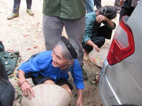 Gia đình nghèo chi 12 triệu đồng/ngày mua hoa quả?