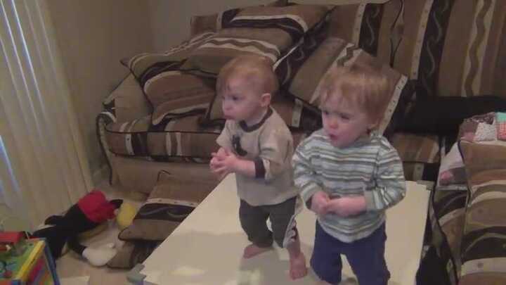 2 em bé nhảy Gangnam Style trên bàn cực ngộ