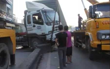 Video: Xe đầu kéo cày nát dải phân cách