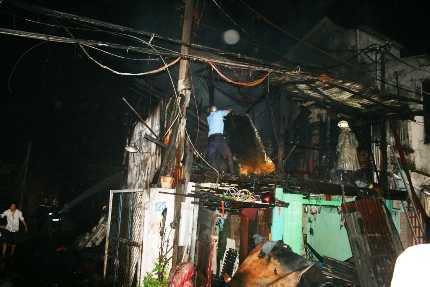 TP.HCM: Giải cứu cụ ông bị lửa khói bủa vây