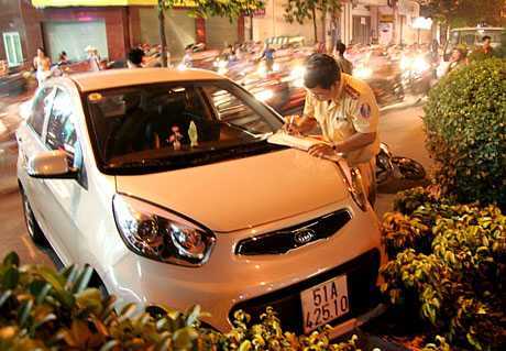 Ô tô hất tung xe máy, 'đại náo' Sài Gòn