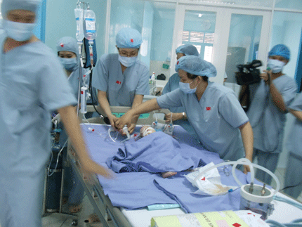 Ca mổ 2 bé gái song sinh dính bụng ngực ở TP.HCM