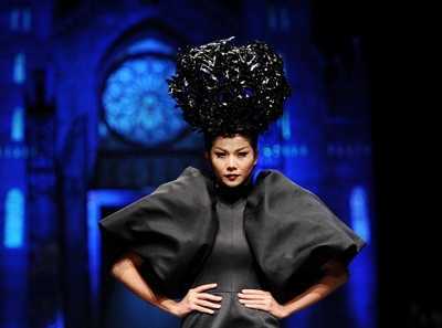 Clip: Thanh Hằng catwalk với 3kg sắt trên đầu