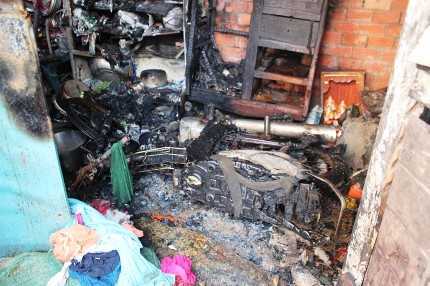 Cháy xe máy, thiêu rụi luôn căn nhà vắng chủ