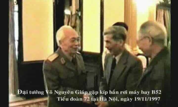 Clip: Đại tướng Võ Nguyên Giáp gặp mặt kíp bắn rơi B-52