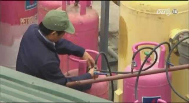 Cận cảnh 'bom gas' giữa lòng Thủ đô