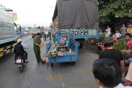 Xe ba gác 'găm' đuôi xe tải nặng, QL.1A kẹt cứng