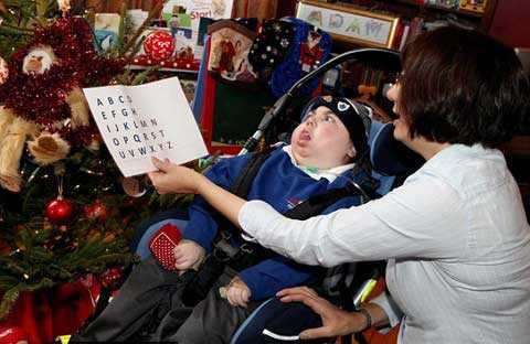 Cậu bé liệt viết nhạc bằng cách nháy mắt