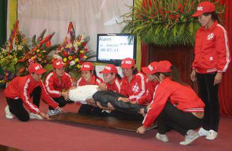 Tình nguyện viên trổ tài cứu người bị nạn
