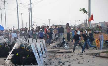 Mang quan tài, dùng gỗ đá tấn công cảnh sát cơ động