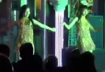 Hà Nội: Múa gợi cảm giữa phố gây tắc đường