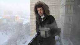 Clip Nước sôi đổ ra cửa lập tức hóa tuyết hot nhất tuần