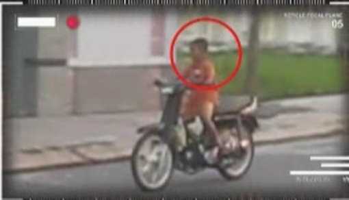 Clip: Cậu nhóc 'bé như kẹo' lao xe máy vù vù trên phố