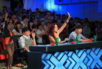 Thí sinh Got Talent đóng đinh mũi, giả tiếng chó sủa