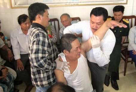 Đại ca giang hồ mặt sẹo và kiểu hỏi vợ kỳ quái