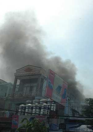 TP.HCM: Cháy dữ dội, khói bốc cao hàng trăm mét