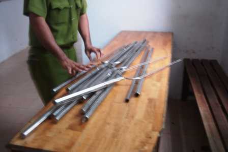 TP.HCM: Thu giữ 2 bao hung khí trên ô tô 7 chỗ