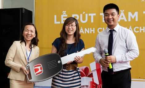 Cô gái 23 tuổi trúng thưởng xe hơi gần tỷ đồng