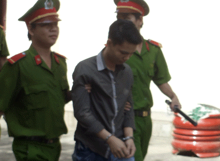 Nam sinh làm hại bé gái lãnh án