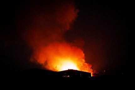 Biển lửa đỏ rực bao trùm nhà máy ở TP.HCM