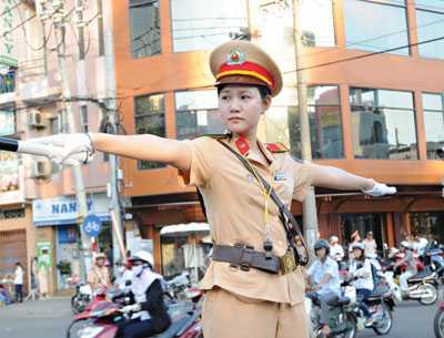 Video nữ CSGT xinh đẹp ở các ngã tư Hà Nội