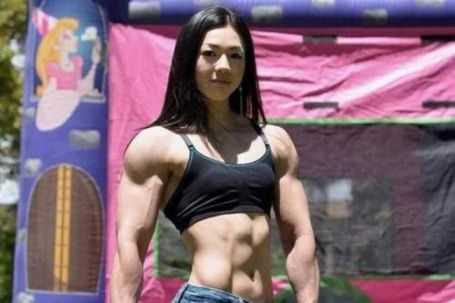 Cô gái xinh khoe cơ bắp gây sốt dân mạng