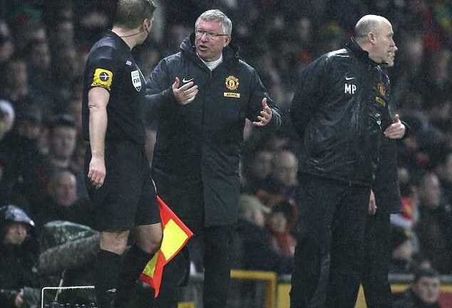 Mắng trọng tài, cứ học Alex Ferguson ắt thành công