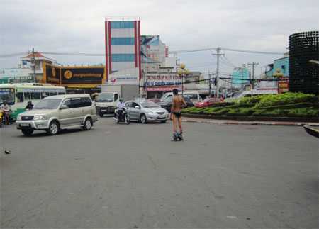 Nam thanh niên khỏa thân giữa phố, giao thông hỗn loạn