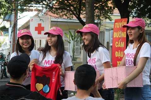 Dàn hotgirl xinh đẹp bán hàng rong, bị bảo vệ đuổi