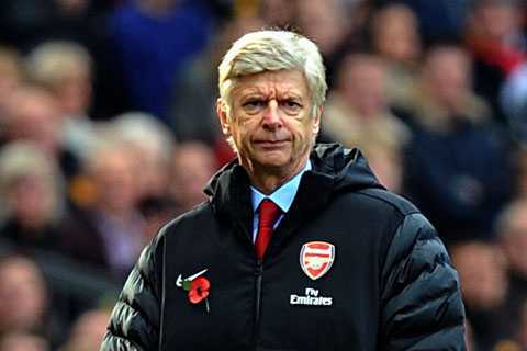 Phì cười với cảnh Arsene Wenger 'đánh vật' với áo khoác