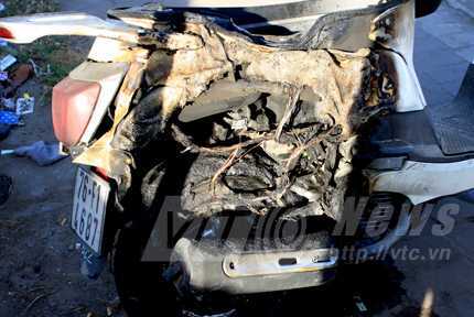 Xe Attila Elizabeth cháy ngùn ngụt trên cầu Sài Gòn