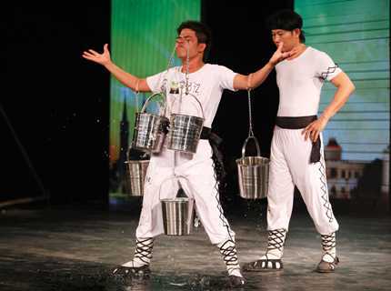 Got Talent: Móc mắt kéo nước, ăn chuối thổi kèn