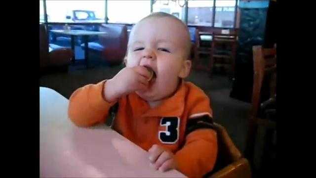 Cười vỡ bụng clip trẻ em láu táu ăn... chanh