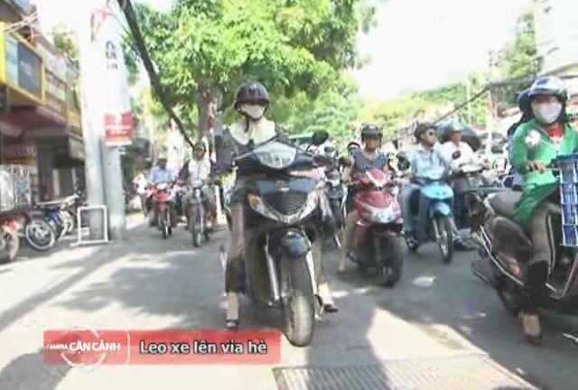 TP.HCM: Dân tạo 'thế gọng kìm' ngoạn mục trên vỉa hè