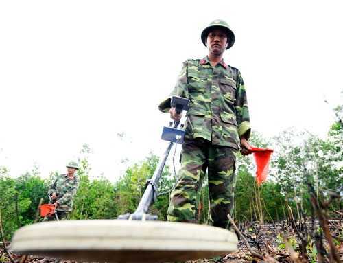 Ảnh: Bộ đội công binh thầm lặng đối mặt 'tử thần'