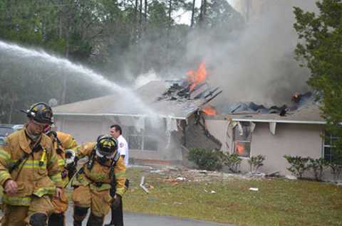 Máy bay lao xuống nhà dân, 3 người thiệt mạng