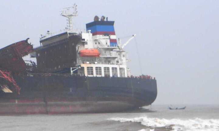 Tàu Malaysia gãy đôi, trôi dạt tự do trên biển