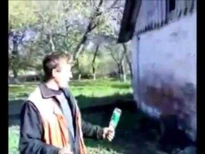 Gã say tự lấy chai đập vào đầu