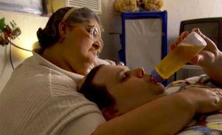 Chàng trai 31 tuổi vẫn đóng bỉm, bú bình, ngậm ti