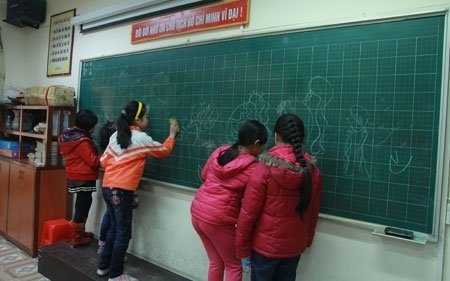 Hà Nội rét sâu: Con bị nhốt, bố mẹ như 'lính chiến'