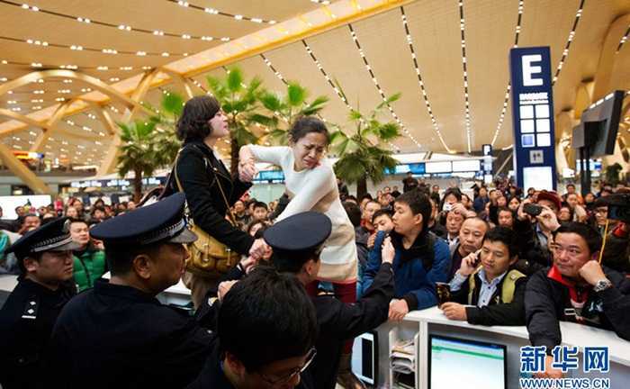 Bão tuyết, dân Trung Quốc 'khóc' ở sân bay