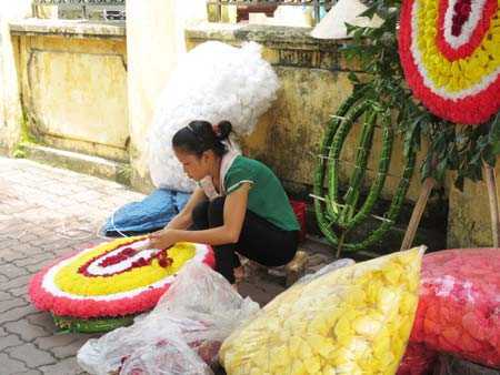 Viếng tang dưới 7 vòng hoa: Nên vận động không quy định