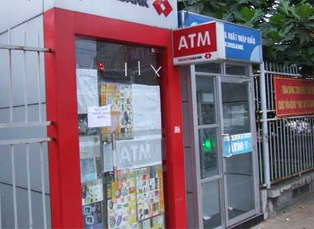 ATM thu phí nội mạng, dân kêu gọi tẩy chay
